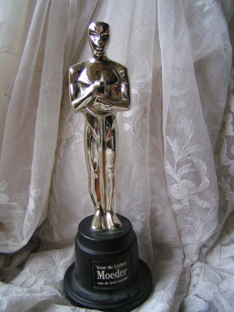 oscar beeld Voor de liefste moeder nr SS 493, Verzamelen, Beelden en Beeldjes, Verzenden, Zo goed als nieuw, Mens