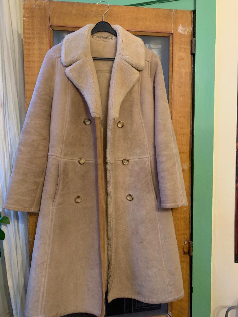 Prachtige Suede Lammy coat, Kleding | Dames, Jassen | Winter, Ophalen, Gedragen, Maat 36 (S), Beige