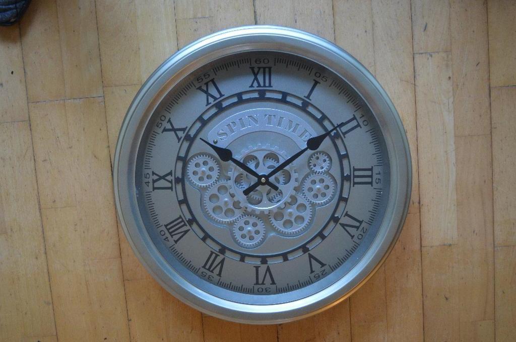 Industriele metalen wandklok 50cm diameter met raderen, Ophalen of Verzenden, Zo goed als nieuw, Analoog, Wandklok