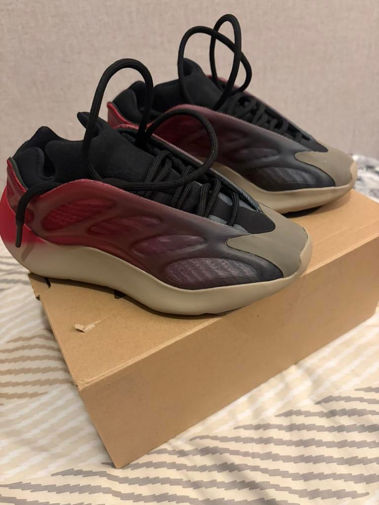 Yeezy 700 v3 maat 36, Overige kleuren, Nieuw, Ophalen of Verzenden, Sneakers of Gympen