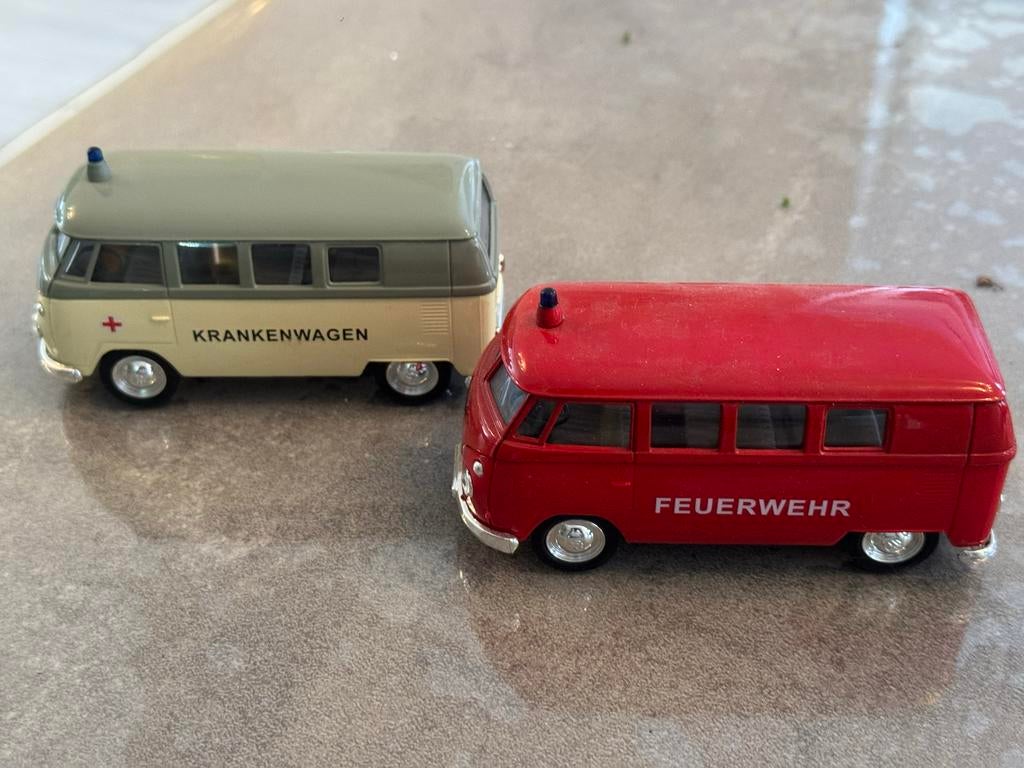Twee VW T1 Busjes - Brandweer & Ambulance, Hobby en Vrije tijd, Modelauto's | 1:43, Ophalen, Gebruikt, Auto, Overige merken