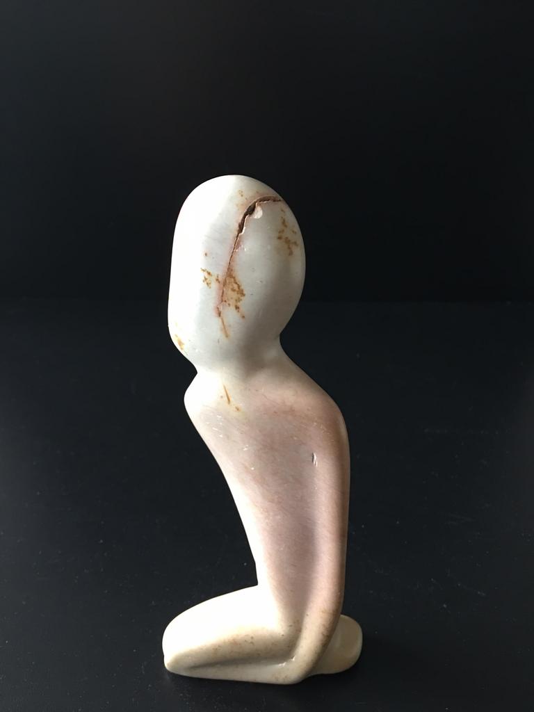 Hurkend Mens (Speksteen) 20cm Hoog 8,5cm Breed, Ophalen of Verzenden