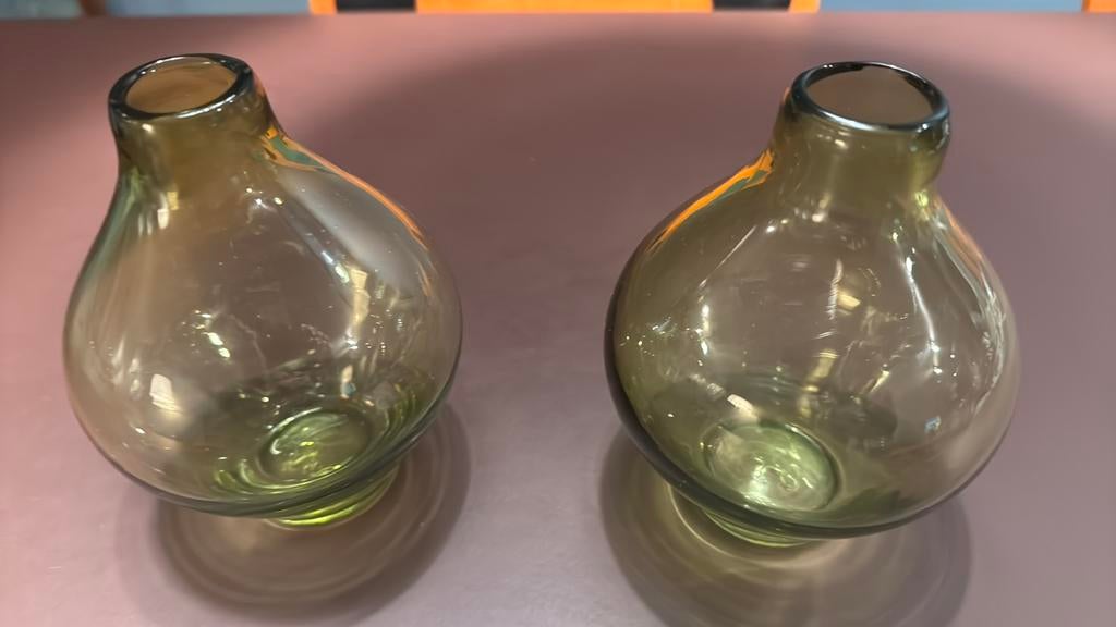 Vintage 2 groene mondgeblazen gesigneerde bol vaasjes.586, Ophalen of Verzenden
