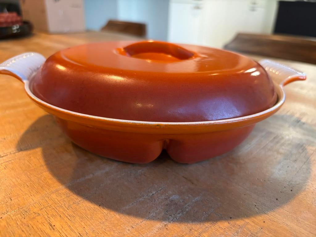 Geëmailleerde gietijzeren DRU drievakschaal in oranje kleu, Ophalen of Verzenden, Gebruikt, Gietijzer, Overige typen