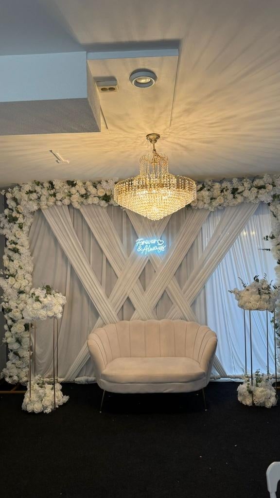 Backdrop satin flower te huur met bruidsbank, Hobby en Vrije tijd, Feestartikelen | Verhuur, Ophalen of Verzenden, Nieuw, Geboorte of Huwelijk