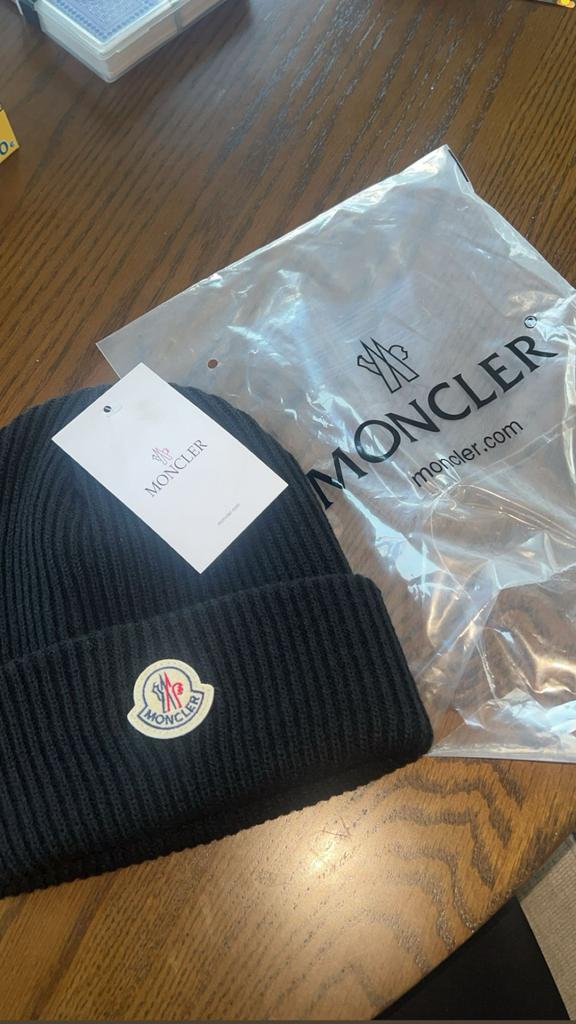 Moncler muts, Ophalen of Verzenden, Zo goed als nieuw, Overige maten, Muts