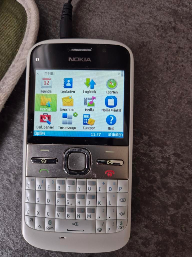 T.k.. Nokia E 5 wit met lader en accu

Kpn simlock, Ophalen, Gebruikt, Wit, Fysiek toetsenbord