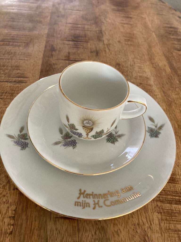 Communie serviesje, Verzamelen, Porselein, Kristal en Bestek, Ophalen of Verzenden, Zo goed als nieuw, Porselein, Kop en/of schotel