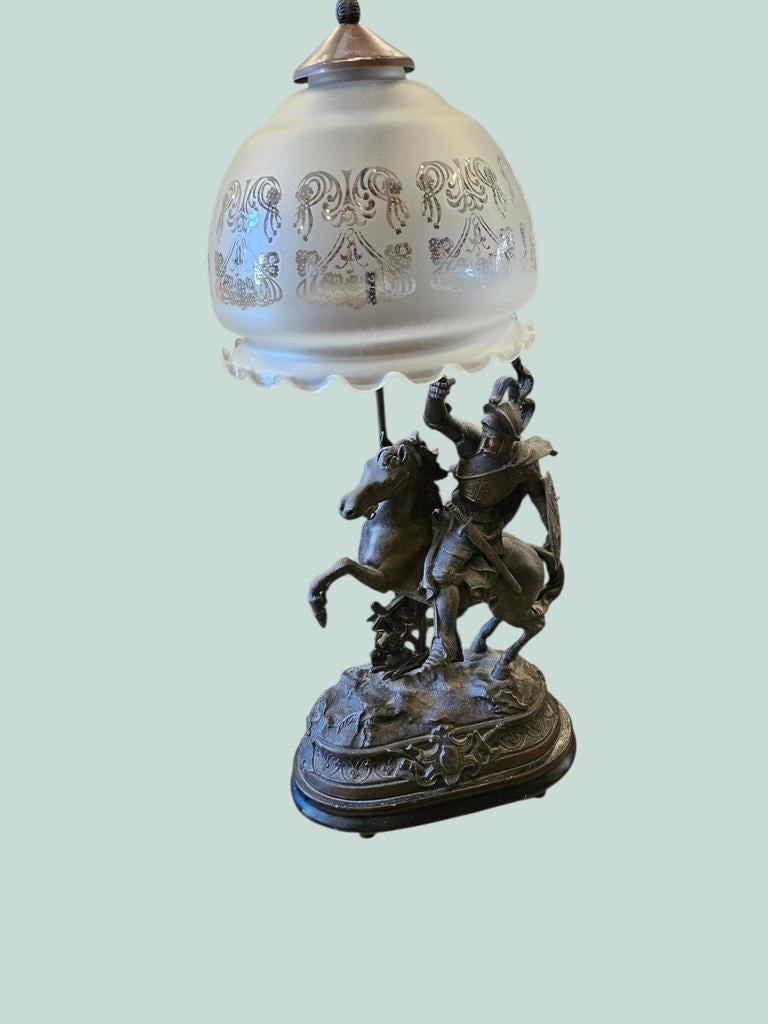 Antieke tafellamp met ruiterbeeld en glazen kap, Ophalen