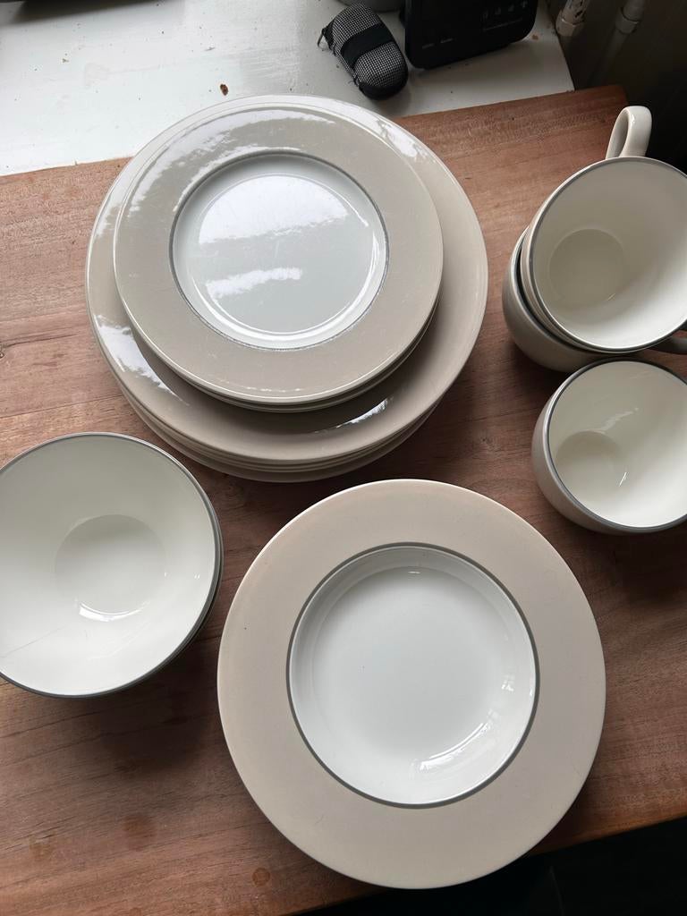 Hema Servies: Borden, kommen en schaaltjes, Ophalen, Gebruikt, Effen, Aardewerk