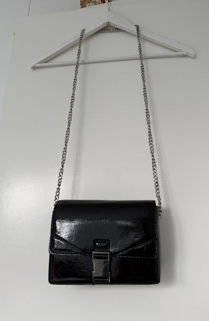Zwart lak (nep)leren schoudertasje met ketting, Sieraden, Tassen en Uiterlijk, Tassen | Schoudertassen, Verzenden, Zo goed als nieuw