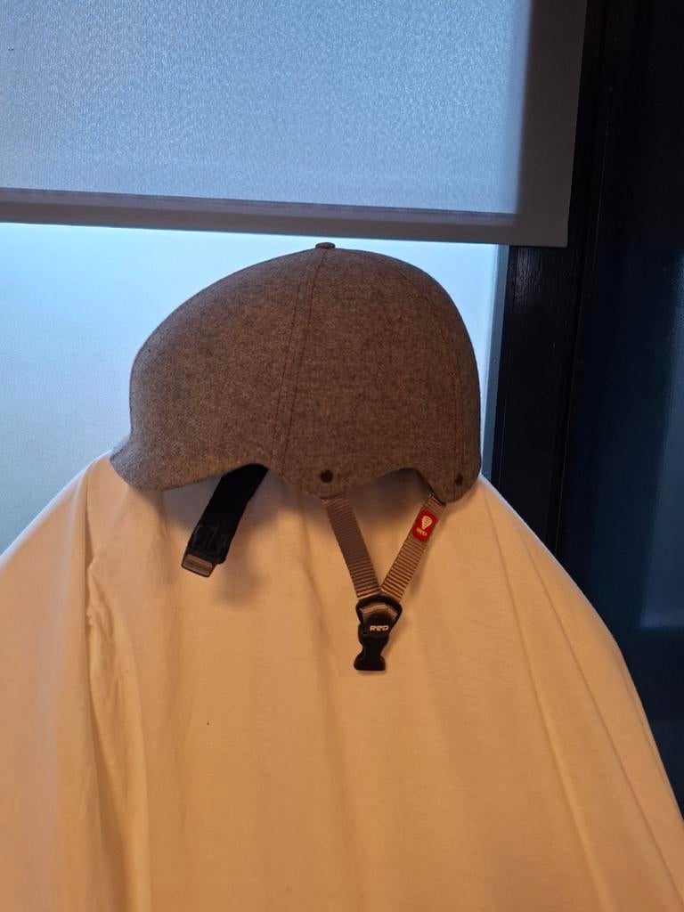 Stijlvolle grijze ski- of snowboardhelm, RED, Overige maten, Ophalen of Verzenden, Zo goed als nieuw