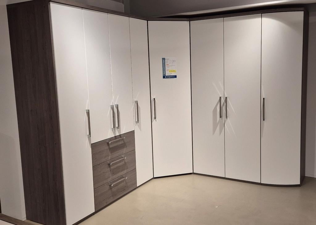 Draaideurkast van Nolte met hoekopstelling, Met deur(en), Zo goed als nieuw, 200 cm of meer, Modern/tijdloos