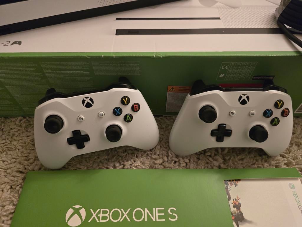 Zo goed als nieuw Xbox One S 1 TB inclusief 2 joysticks, Ophalen, Zo goed als nieuw, 1 TB, Met 2 controllers