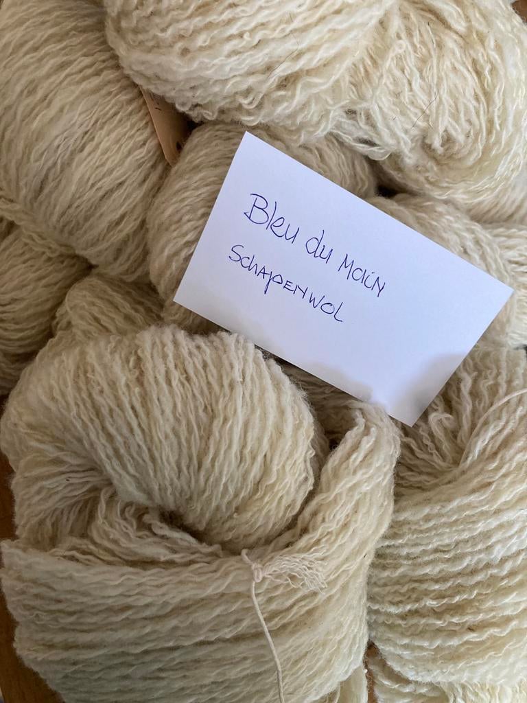 Handgesponnen wol van Bleu du main schaap roomwit  zacht, Hobby en Vrije tijd, Breien en Haken, Ophalen of Verzenden, Nieuw, Breien of Haken