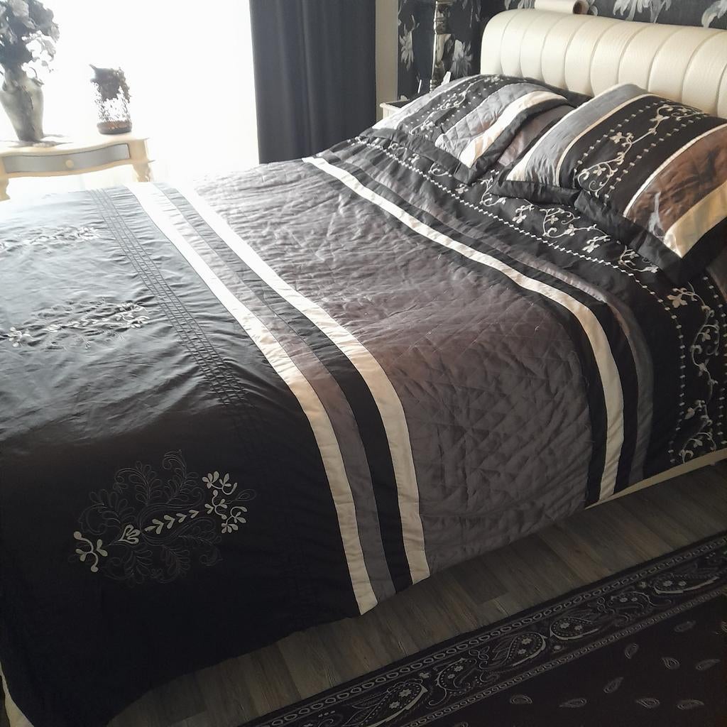 Mooie sprei 2bij 2, Huis en Inrichting, Ophalen of Verzenden, Zo goed als nieuw, Tweepersoons, Overige typen