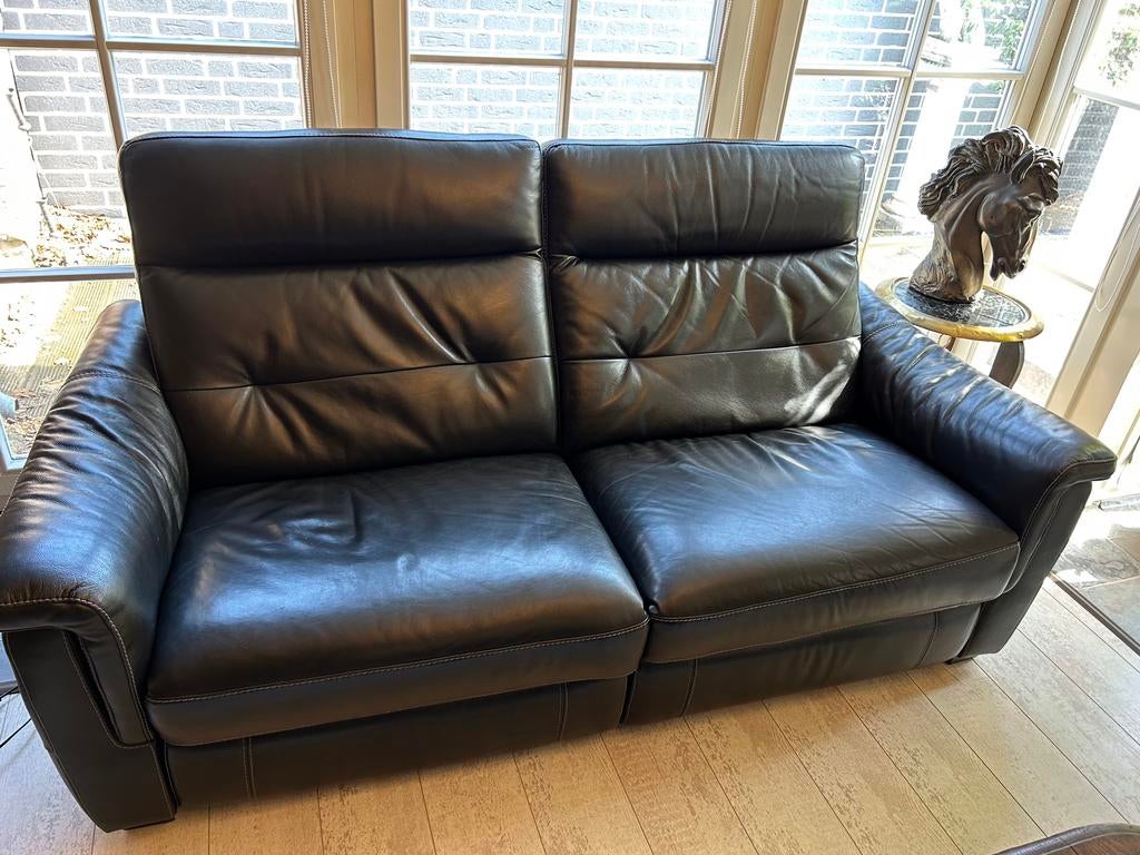 Elektrisch verstelbare ruime 2 zits relaxbank zwart leer, Ophalen, Overige maten, 150 tot 200 cm, Zo goed als nieuw
