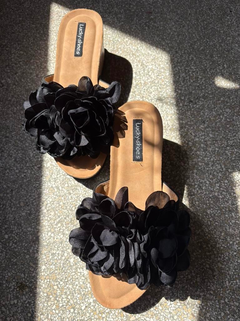 SLIPPERS HOGE HAK ZWARTE BLOEM MAAT 38 NIEUW, Slippers, Zwart, Nieuw, Ophalen of Verzenden