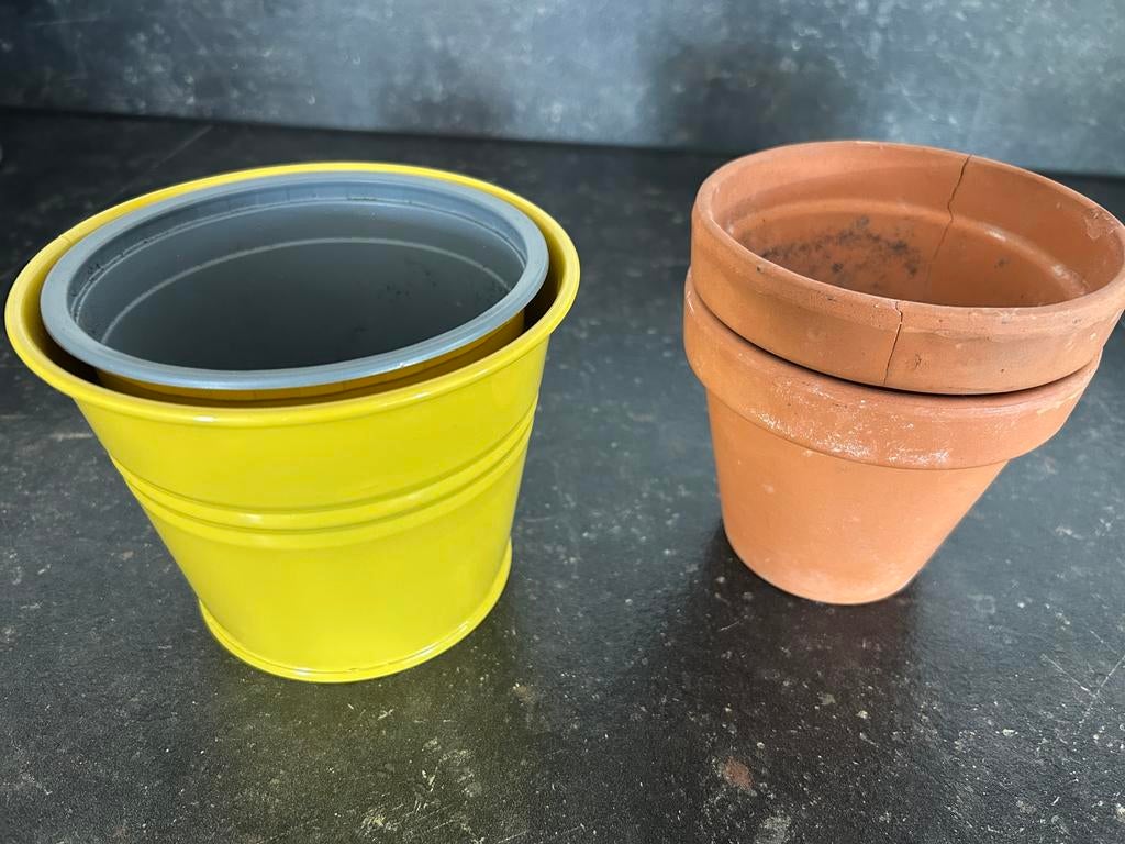 Leuke gele bloempot van blik, Rond, Ophalen of Verzenden, Zo goed als nieuw, Aardewerk