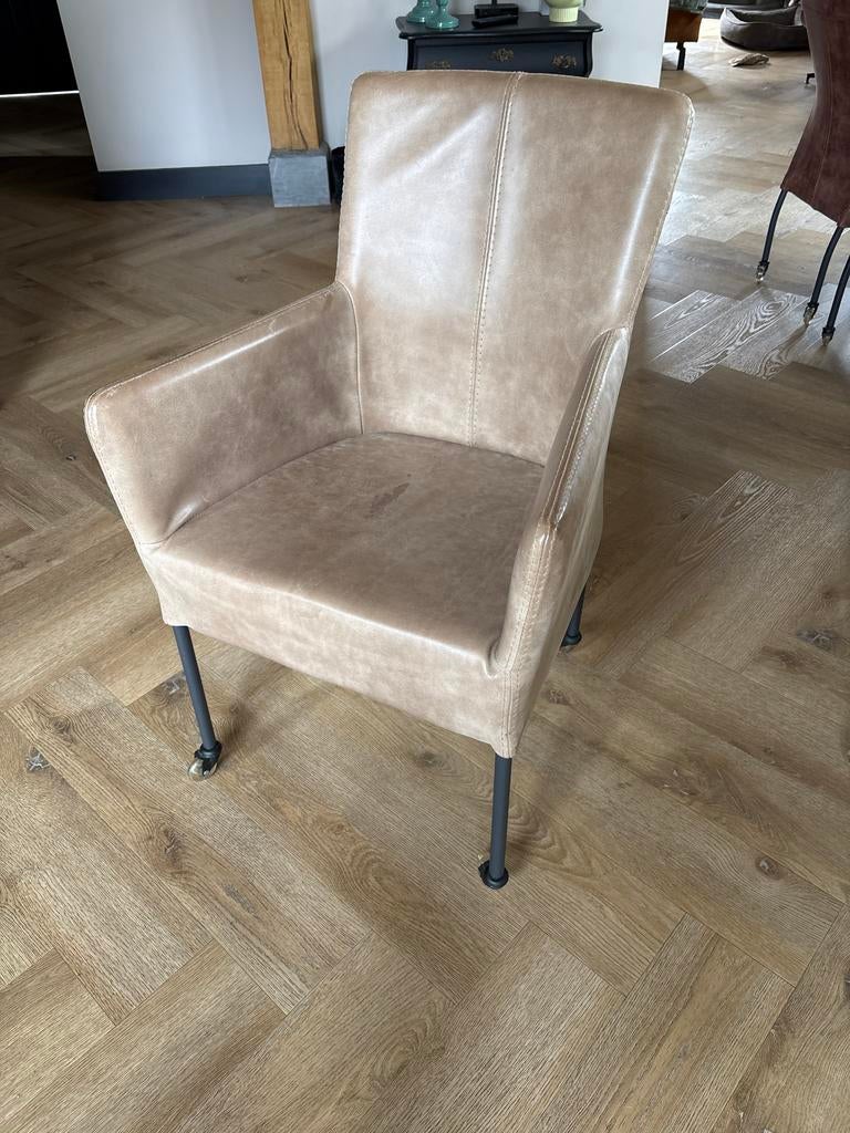 2 taupe leren eetkamer fauteuils op wieltjes, Huis en Inrichting, Fauteuils, Ophalen, Gebruikt, Minder dan 75 cm, Leer