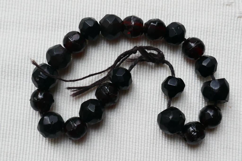 Oude zwarte  gitten armband, Verzenden, Overige materialen, Armband, Met edelsteen