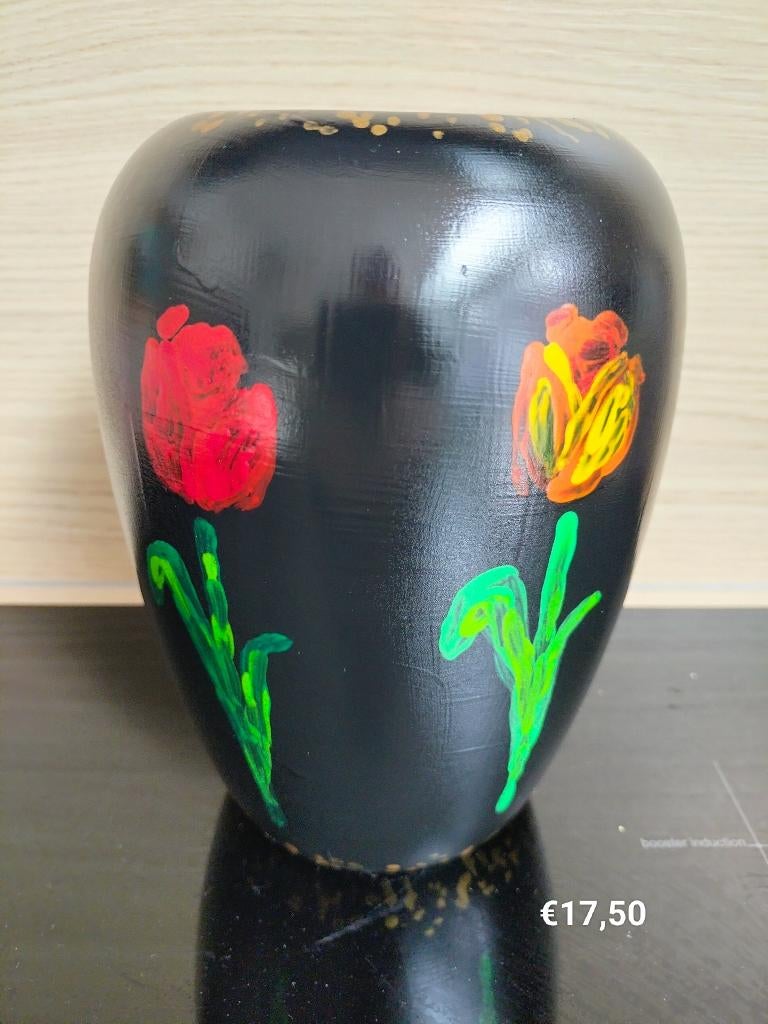 Zwarte handbeschilderde tulpenvaas, Zwart, Aardewerk of Porselein, Ophalen of Verzenden, Zo goed als nieuw