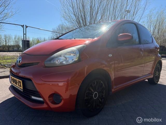 Toyota Aygo 1.0 VVT-i Dynamic Orange Weining km Zeer netjes, Voorwielaandrijving, Euro 5, Gebruikt, Overige kleuren