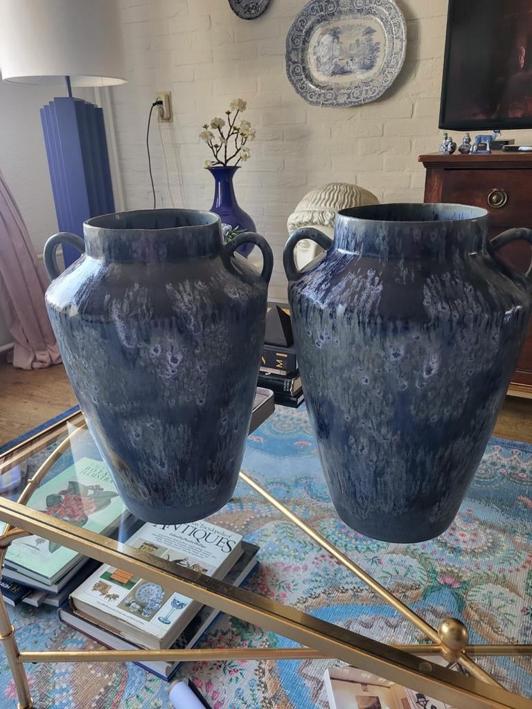 Twee grote amfora vazen van H&M Home 35 cm hoog, Ophalen, Blauw, Aardewerk of Porselein, Nieuw