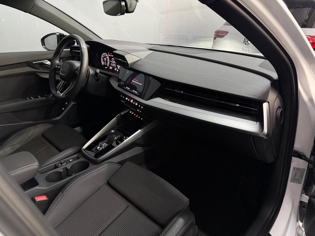 Audi A3 Sportback 45 TFSI e S edition Competition Pano|Camer, Gebruikt, 4 cilinders, Traction-control, Leder en Stof