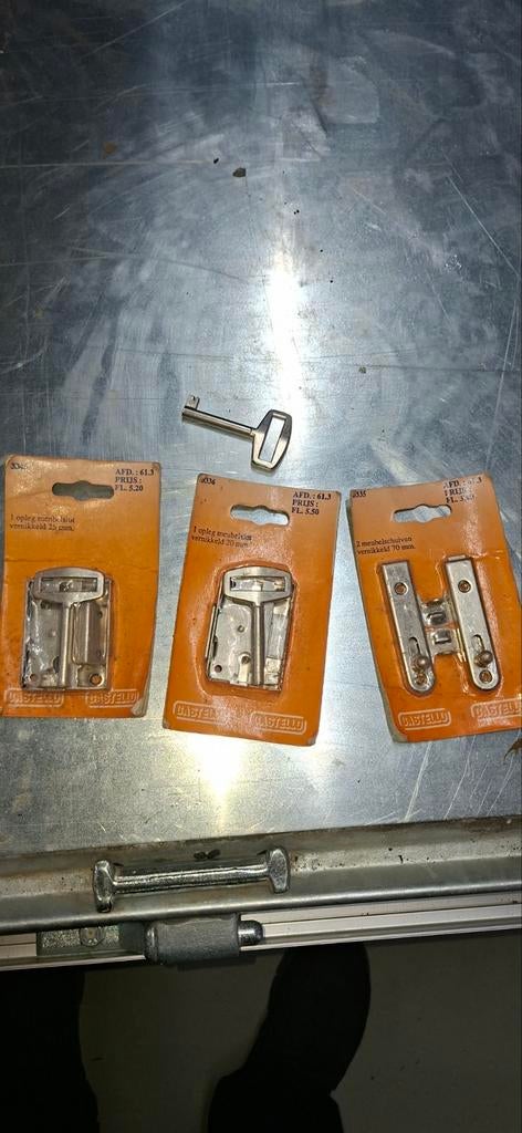 Diverse sloten voor kasten, deuren, ramen en garagepoort, Ophalen of Verzenden