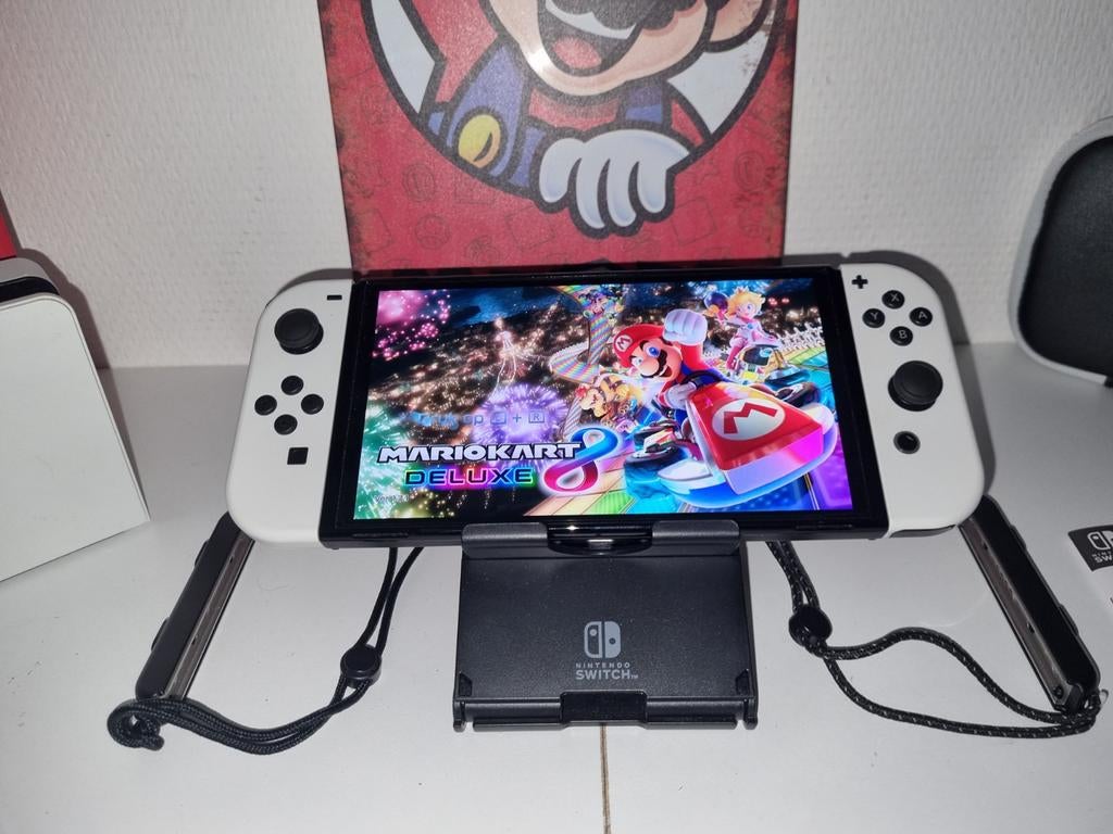 NINTENDO SWITCH OLED MODEL (2024) MARIO KART BUNDEL, Spelcomputers en Games, Switch OLED, Gebruikt, Met 2 controllers, Ophalen of Verzenden