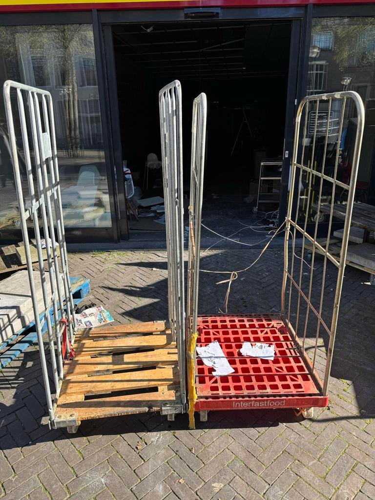 Twee rolkarren, Ophalen