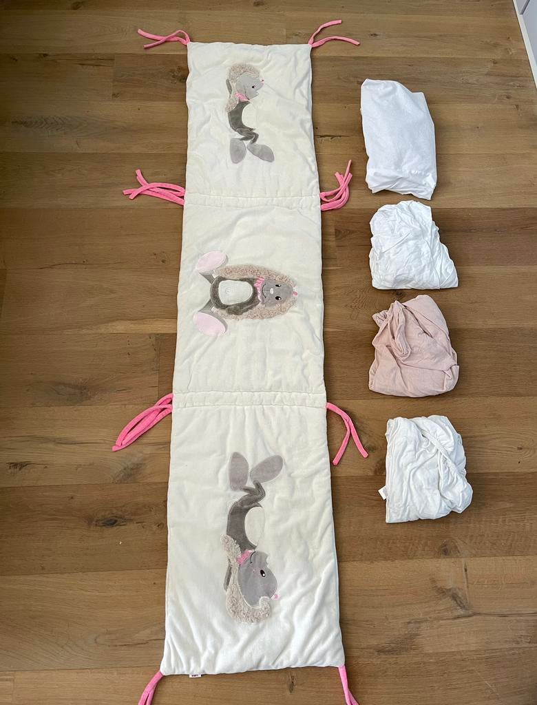 🌸 Bedomrander + 3x hoeslaken 1x molton/zeil voor meisje 🌸, Ophalen of Verzenden, Zo goed als nieuw, Ledikant