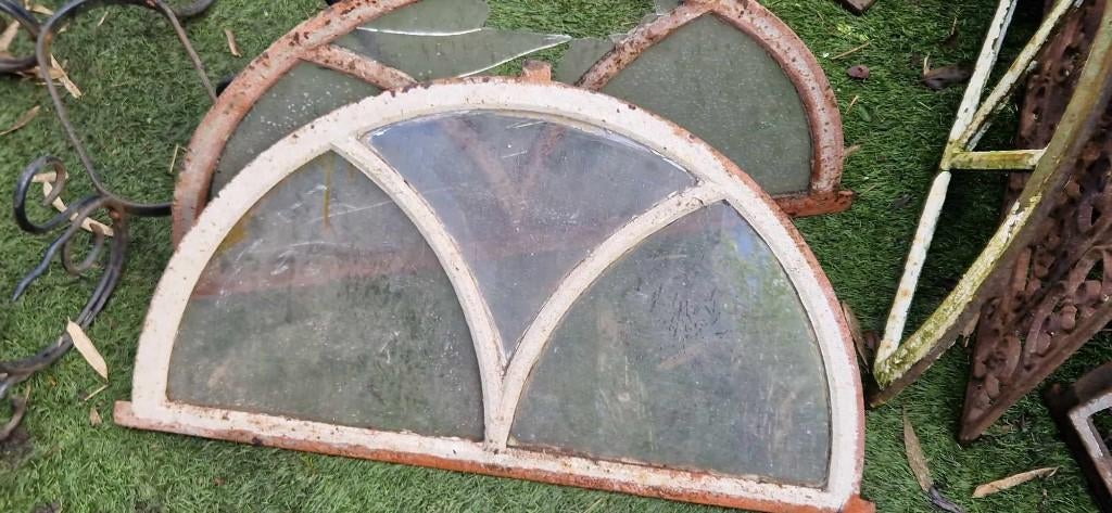 2 doorleefde gietijzeren stalramen (breed 73 cm) (brocante), Doe-het-zelf en Verbouw, Glas en Ramen, Gebruikt, Minder dan 80 cm