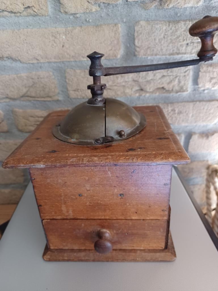Antieke houten koffiemolen met metalen mechanisme, Antiek en Kunst, Ophalen of Verzenden