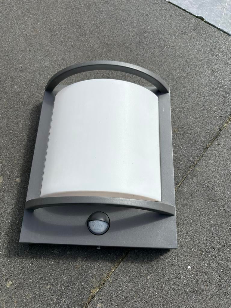 Philips buitenlamp met sensor - Grijs, Gebruikt, Minder dan 50 watt, Wandlamp, Ophalen of Verzenden