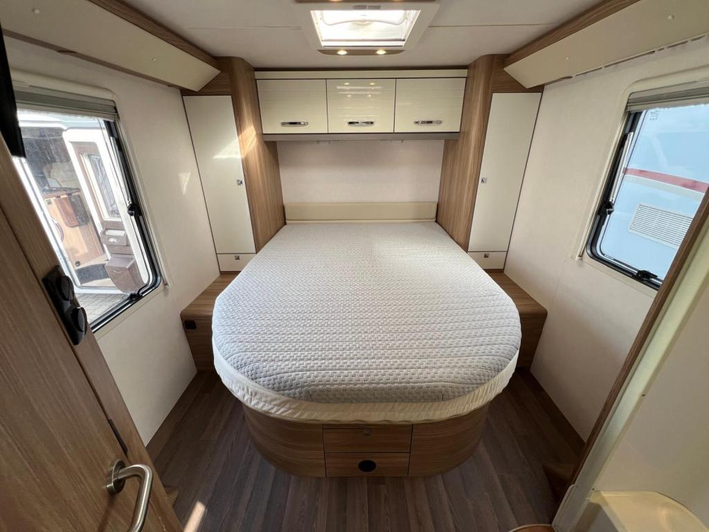 Bürstner Aviano I 727 queensbed hefbed 150PK, 2016, Integraal, Ringverwarming, Fiat, Afzuigkap