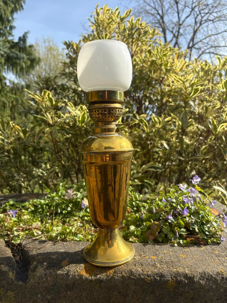 Antieke koperen olielamp met glazen kapje, Antiek en Kunst, Antiek | Lampen, Ophalen of Verzenden