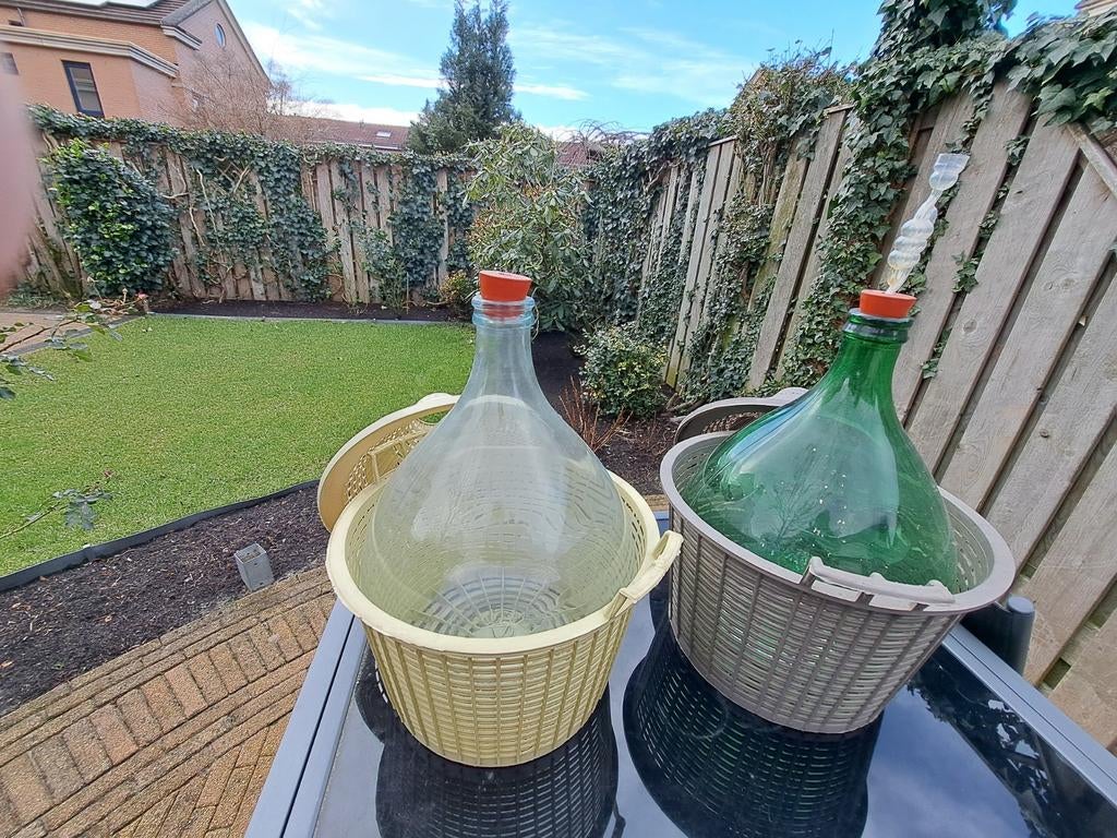 Grote Wijnflessen in Mand - 2 stuks, Verzamelen, Wijnen, Gebruikt, Overige typen, Ophalen of Verzenden