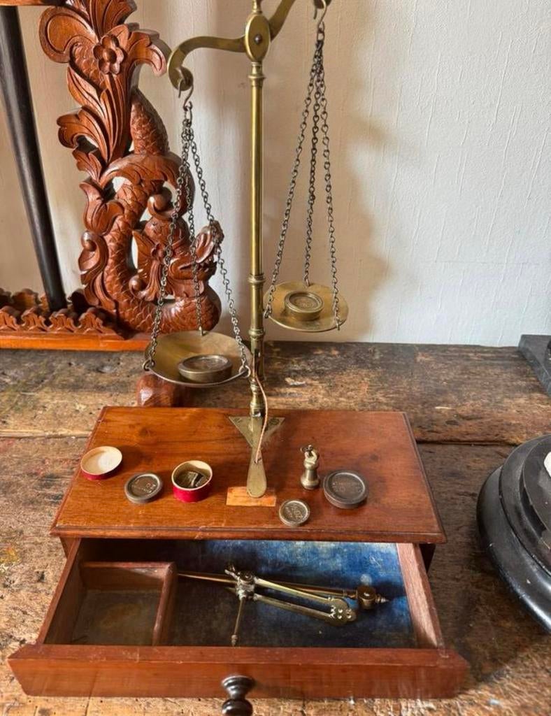 Antieke koperen weegschaal in kistje met lade zeer compleet, Ophalen of Verzenden