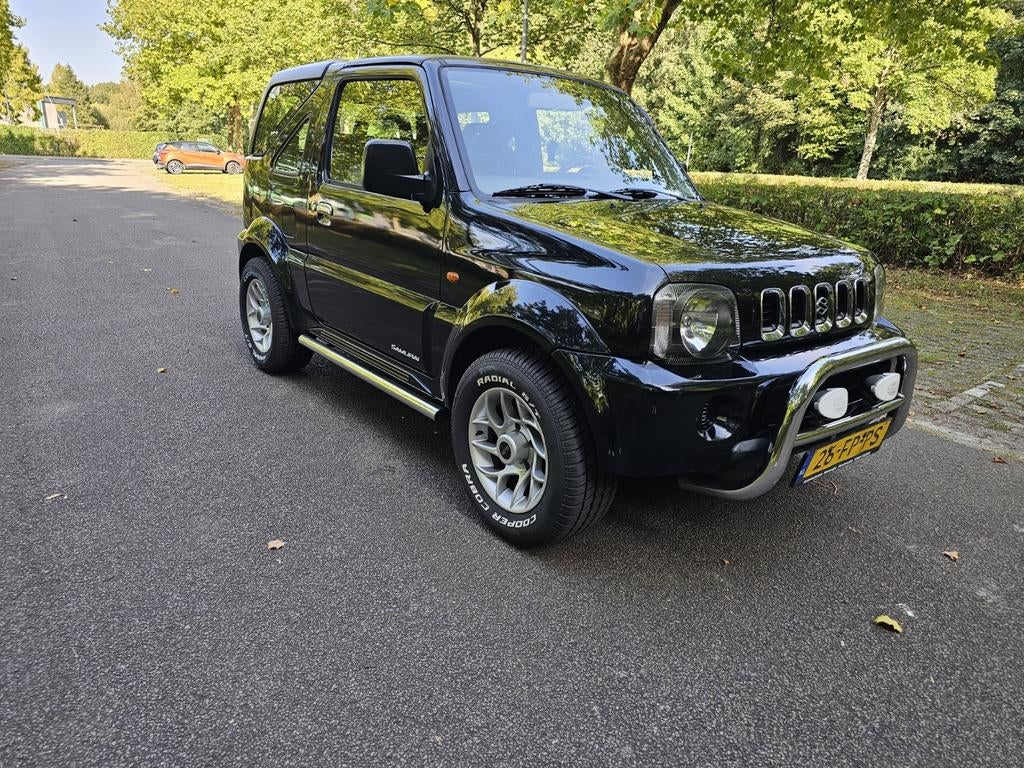 Suzuki Jimny 1.3 Cabrio 4WD 2000 Zwart, Auto's, Stof, 40 €/maand, 4 cilinders, Zwart