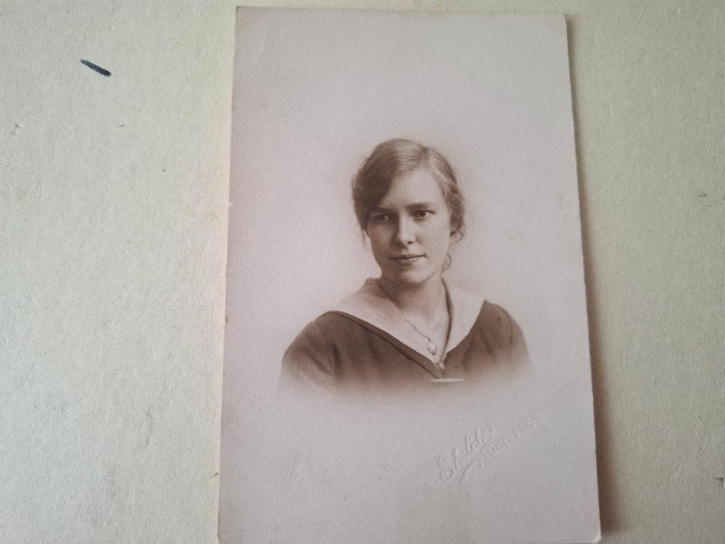 foto meisje Engeland +/- 1930, Verzenden, Voor 1940, Zo goed als nieuw, Kind