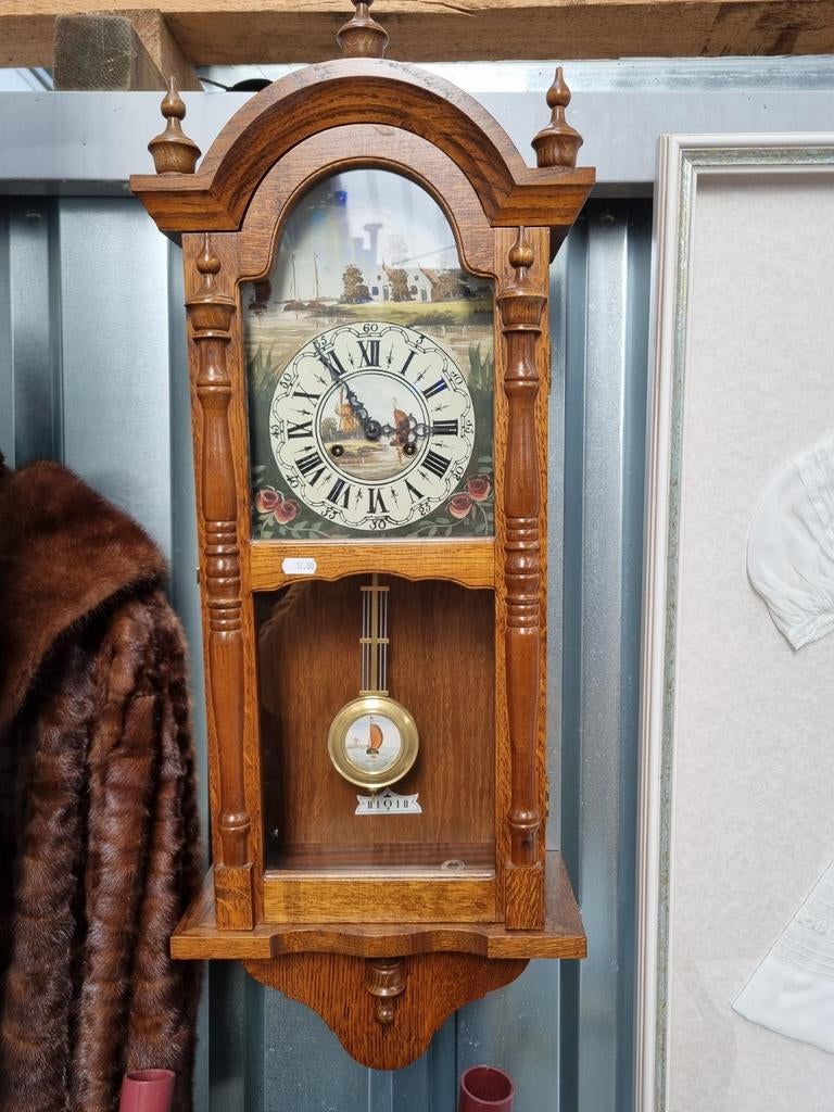 Houten wandklok met slinger en landschap, Ophalen