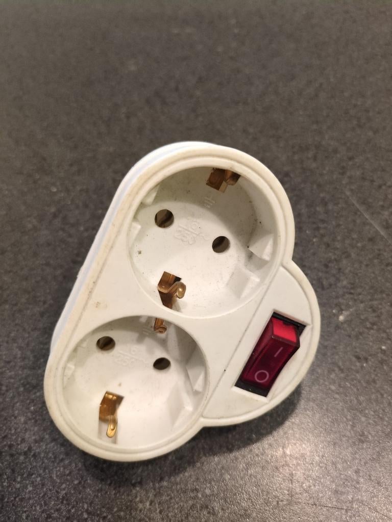 Dubbel stopcontact met schakelaar, Doe-het-zelf en Verbouw, Elektra en Kabels, Ophalen of Verzenden, Gebruikt, Stopcontact