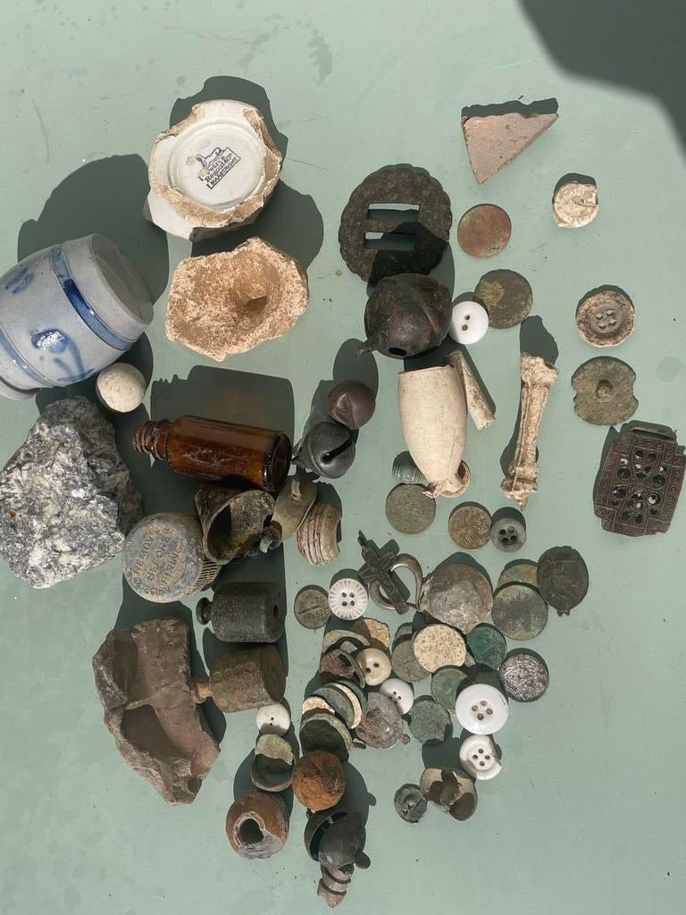 Groot lot bodemvondsten, zilver, belletjes, kruisjes enz., Ophalen of Verzenden