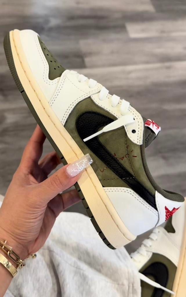 Travis Scott Olive, Ophalen of Verzenden, Nieuw, Overige kleuren, Sneakers of Gympen