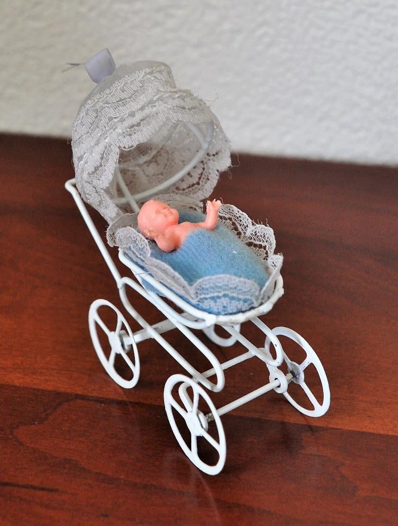 Vintage Kleine Victoriaans Kinderwagen Metaal Popje 9 cm, Verzamelen, Poppen, Ophalen of Verzenden, Gebruikt, Pop