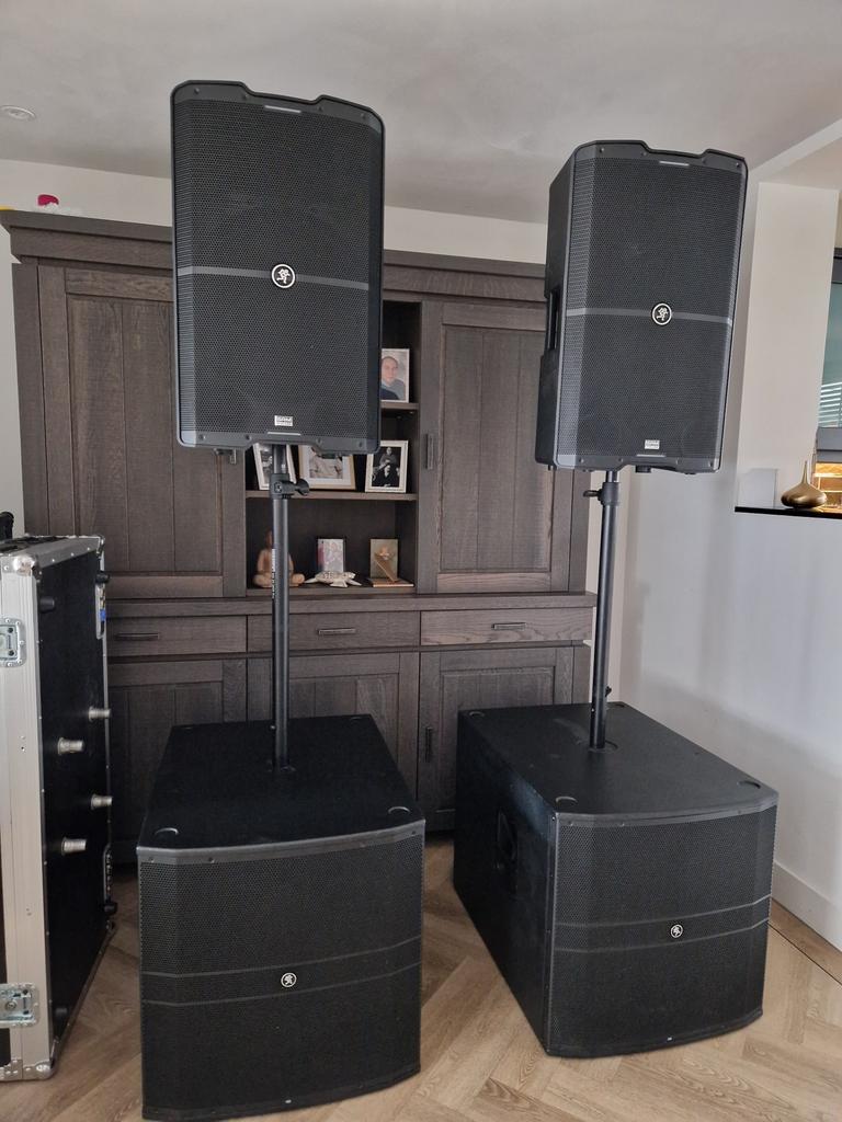 Mackie SRM 215 met DRM 18S subs, Ophalen of Verzenden, Zo goed als nieuw, 1000 watt of meer