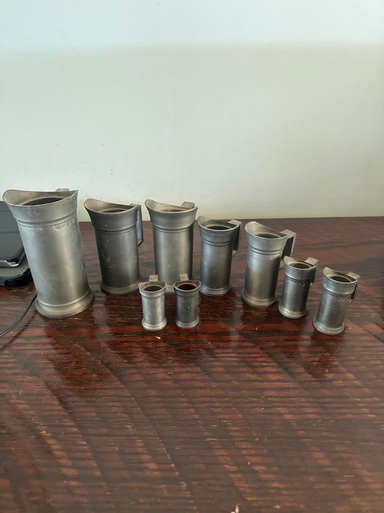 Set van 8 antieke tinnen maatbekers, Ophalen