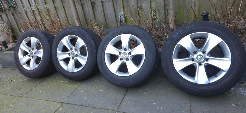 Goede Zomerbanden op orginele skoda velg - 215/60 R16, Auto-onderdelen, Ophalen, 16 inch, Banden en Velgen, Zomerbanden